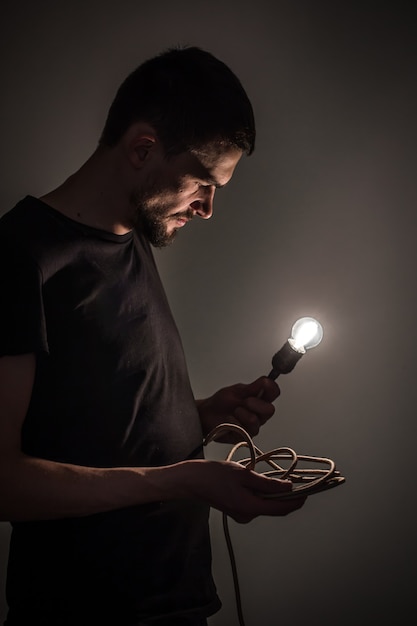 El corte de luz como símbolo de vulnerabilidad y dependencia tecnológica