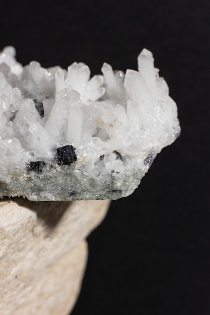 El cuarzo de cristal en las diferentes culturas y religiones: un amuleto de protección y sanación
