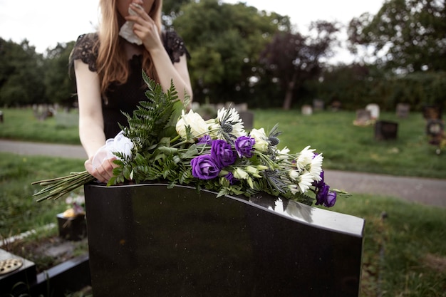 El olor a flores de cementerio: un símbolo de respeto y recuerdo