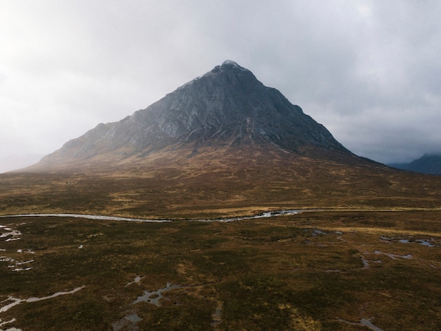 El pico de viuda en distintas culturas, etnias y religiones.