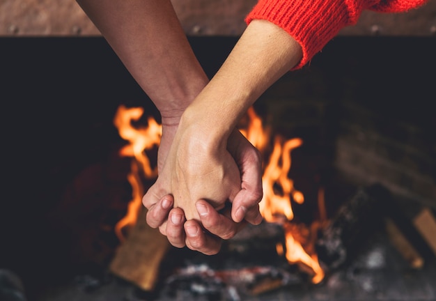 El poder y la pasión del símbolo de las manos de fuego