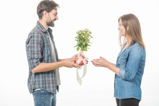 El simbolismo de regalar una planta en diferentes culturas: Explora cómo este acto puede tener interpretaciones únicas alrededor del mundo.