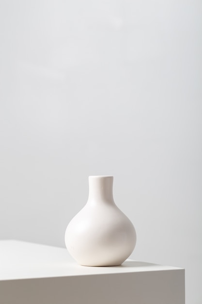 El vaso de alabastro en diferentes culturas: Explora cómo este símbolo ha sido interpretado y utilizado en distintas culturas, etnias y religiones.