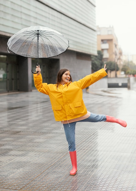 Explora cómo el palo de lluvia es interpretado en diferentes culturas y religiones