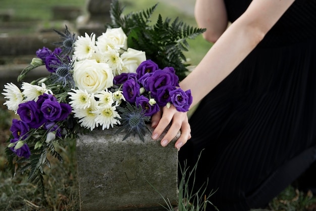 La diversidad cultural del simbolismo del olor a flores de cementerio