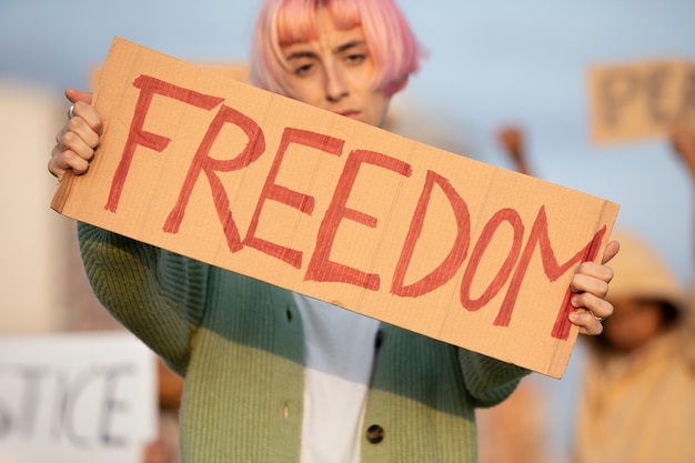 La diversidad de interpretaciones de la libertad en diferentes culturas y religiones alrededor del mundo.