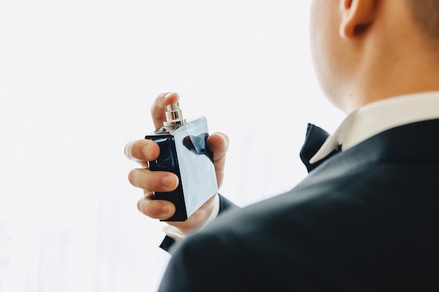 La fragancia masculina: Explorando el significado del olor a perfume de hombre