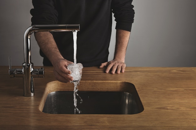 La fuga de agua: un símbolo de desperdicio y urgencia