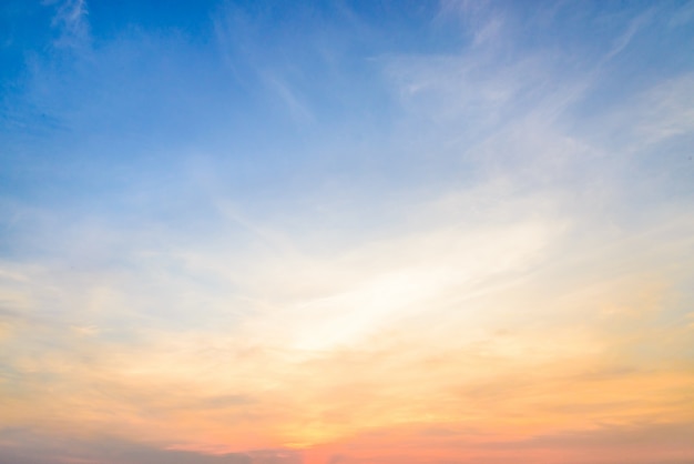La puesta de sol en diferentes culturas: Explora cómo esta maravillosa imagen del sol desapareciendo en el horizonte es interpretada de manera distinta en diversas culturas, etnias y religiones alrededor del mundo.