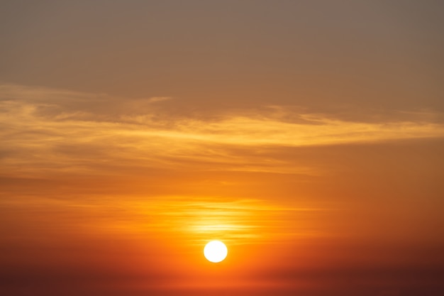 La puesta de sol: un símbolo de cierre y renacimiento