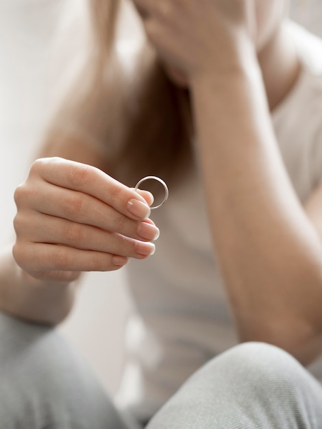Perder un anillo: el significado simbólico de una pérdida sentimental