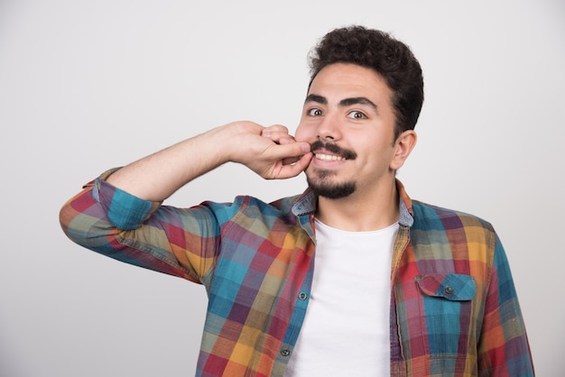Qué significa soñar con bigote