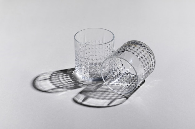 Romper vasos de vidrio en diferentes culturas y religiones: Explora cómo este acto es interpretado en distintas partes del mundo.
