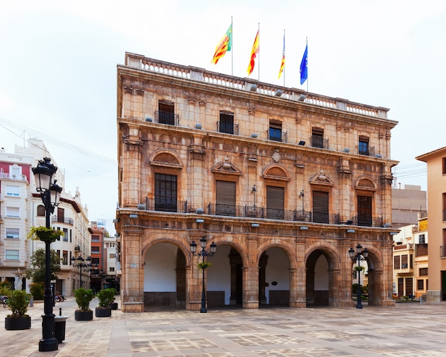 Significado de soñar con ayuntamiento