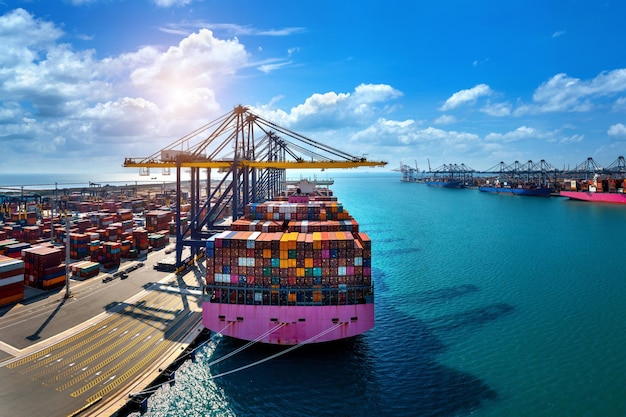 Significado de soñar con barco de carga